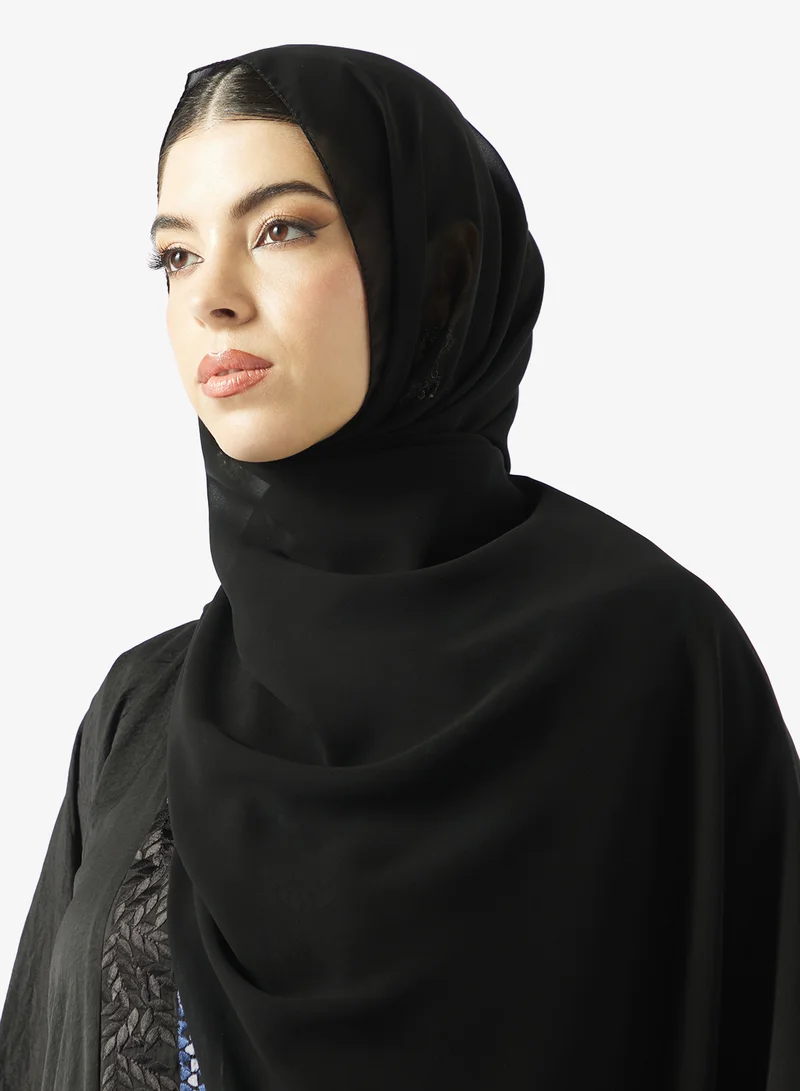 هيا كلوزيت عباية مطرزة باللون الأسود مع شيلة